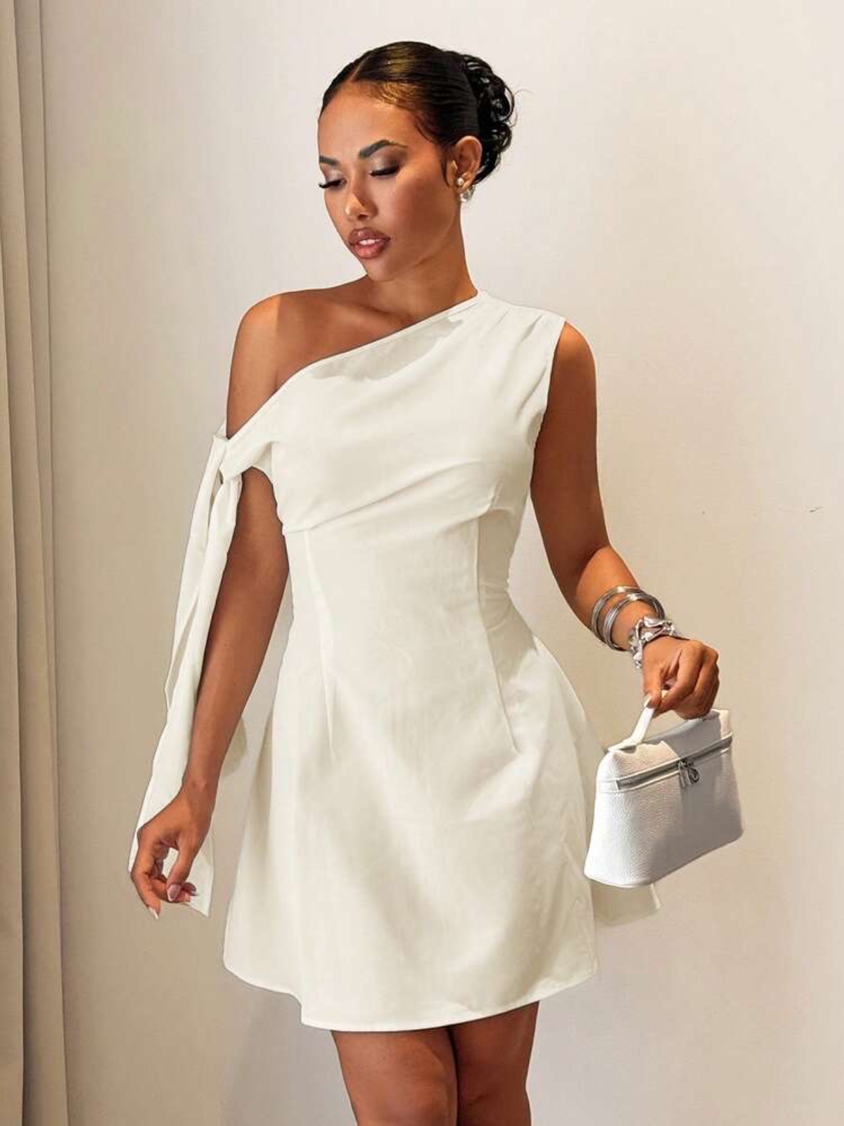 Elegante minivestido de verano para mujer en color blanco roto, corte en A, un solo hombro y lazada en la cintura, foto 7