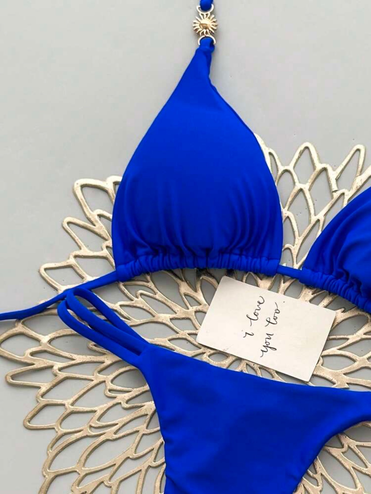 Conjunto de bikini de cintura alta con tirantes finos y fruncido en azul real pa en azul