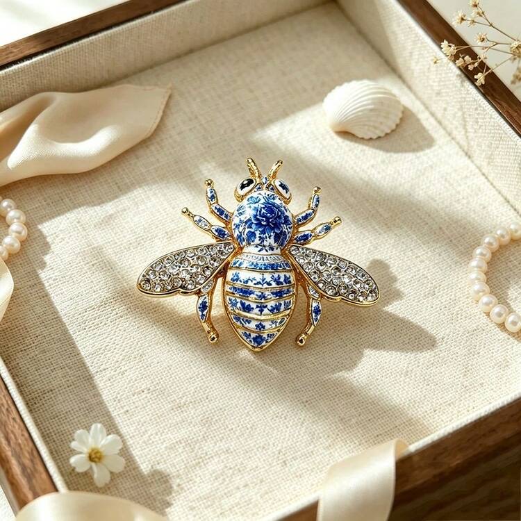 Vintage Enamel Rhinestone Bee Brooch, Gold Tone Crystal Lapel Pin, Insect Decor, foto 2