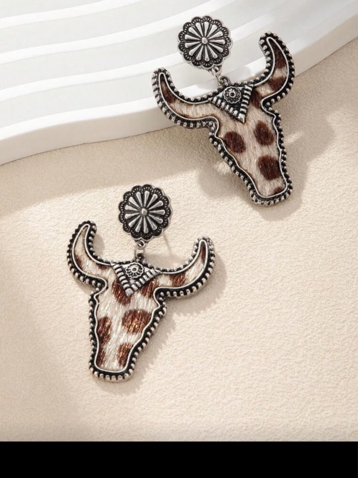 Aretes vaqueros toro en blanco y cafe, talla Talla Única