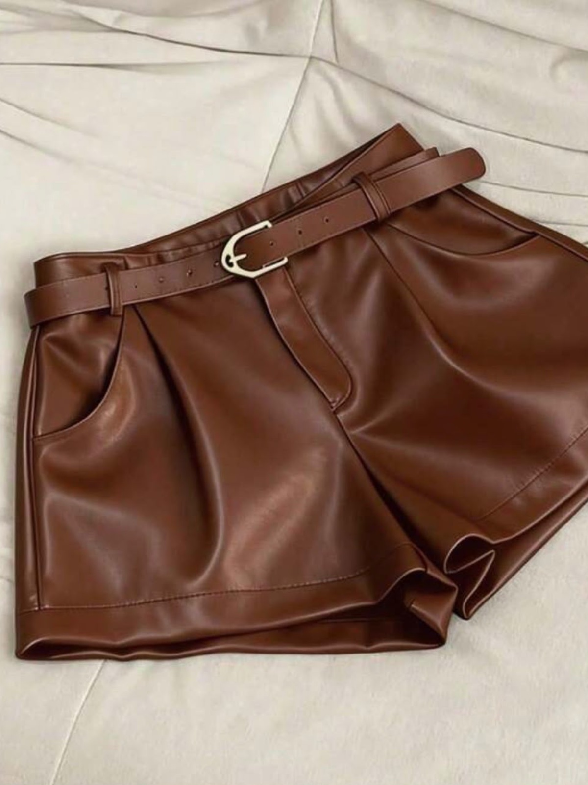 Short cuerina cafe corto en cafe, talla M