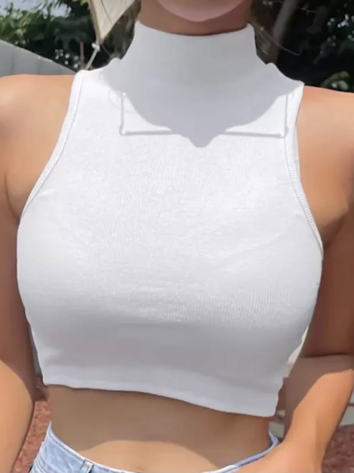 Top corto cuello alto sin mangas en blaco, talla M