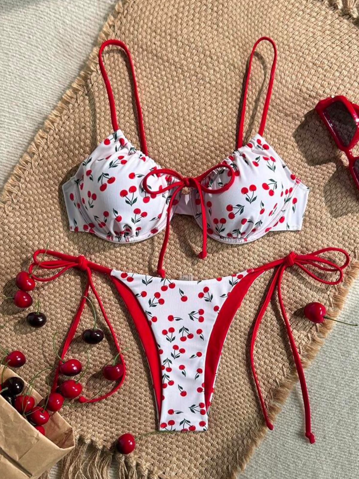 Traje de baño cerezas en blanco y rojo, talla M